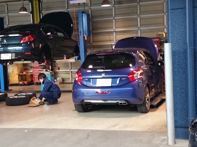 点検を受ける208GTi