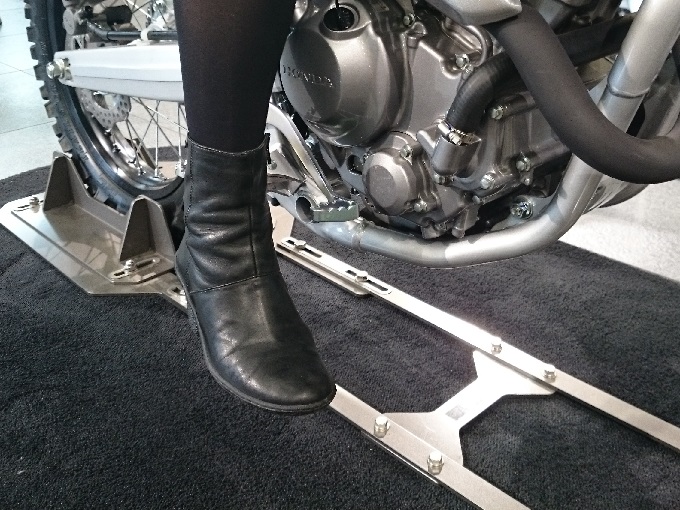 つま先すら届かず