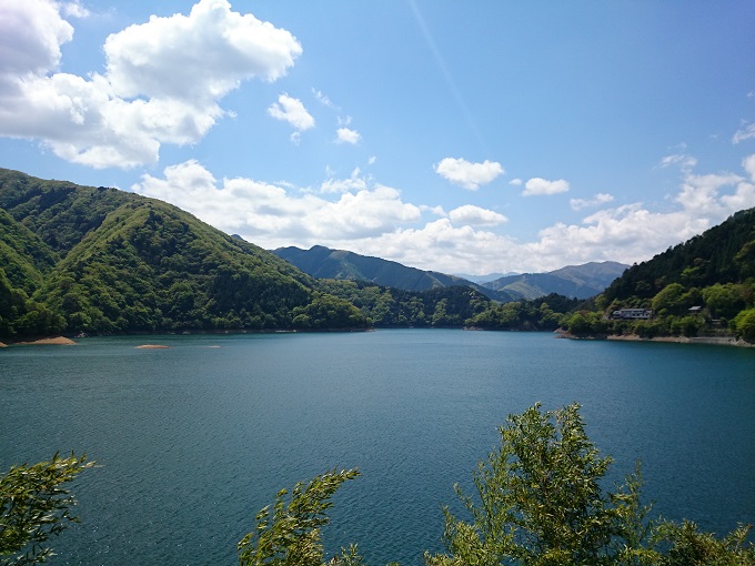 4月の奥多摩湖