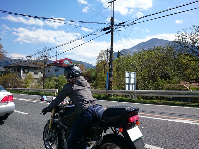 信号待ちで武甲山を眺む