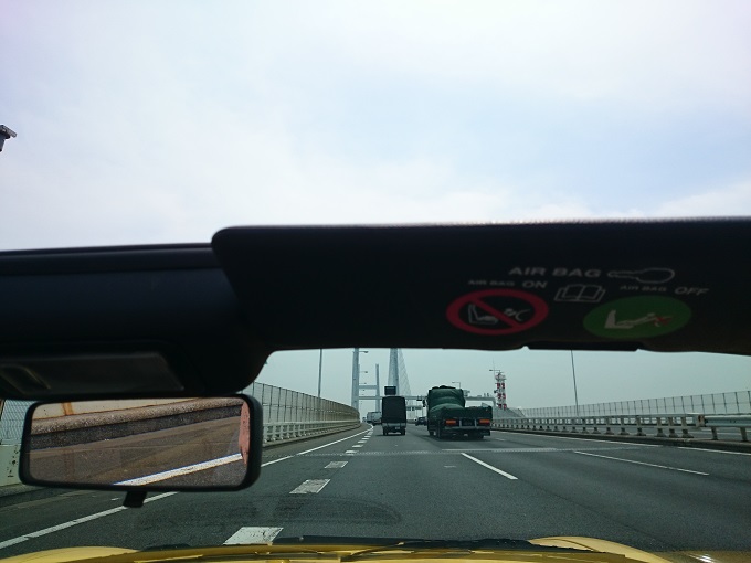 横浜ベイブリッジ手前