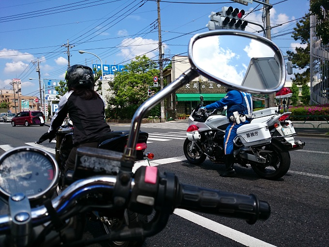 白バイと黒グース