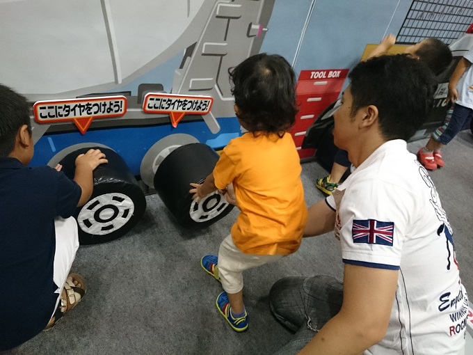 トミカタイヤ交換