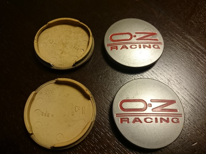 ツメが割れたセンターキャップ