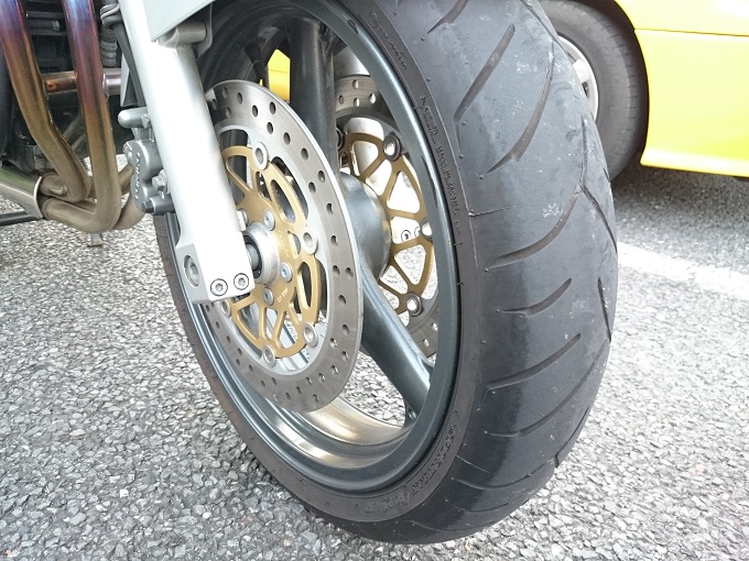 ZR7交換前フロントタイヤ