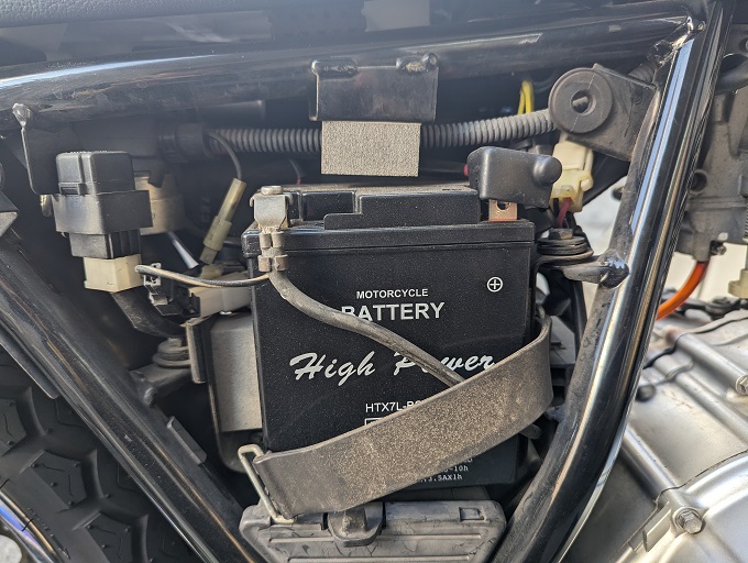 NJ4BAグラストラッカー バッテリー充電 バイクのバッテリーを固定しているゴムバンドが外れる - 自動車業界特化型税理士事務所 OFFICE M N GARAGE
